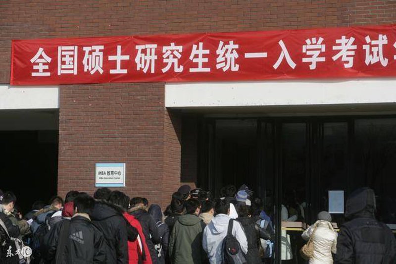 在众多的学术界中，博士生申请是一个复杂且充满挑战的过程。作为专业人士，我们需要清楚地了解各个学校和项目的不同要求，并据此调整自己的申请策略。今天我们就来对比分析一下美国与英国博士生申请的不同之处。